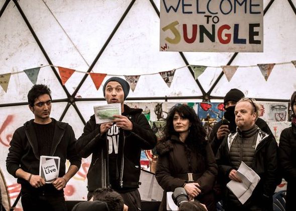 Jude Law i kilku brytyjskich artystów w Calais, fot: Daily Mirror