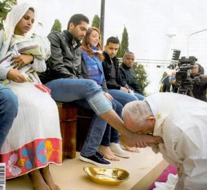 Papież całuje i myje nogi uchodźców - jedna z ostatnich okładek