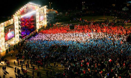Szach-mat dla dżihadystów. Na Woodstocku oświetlona publiczność śpiewa 'Marsyliankę'.