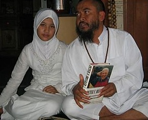 Islamski kleryk Pujiono Cahyo Widayanto i jego 12-letnia "żona", fot: islam-watch.org